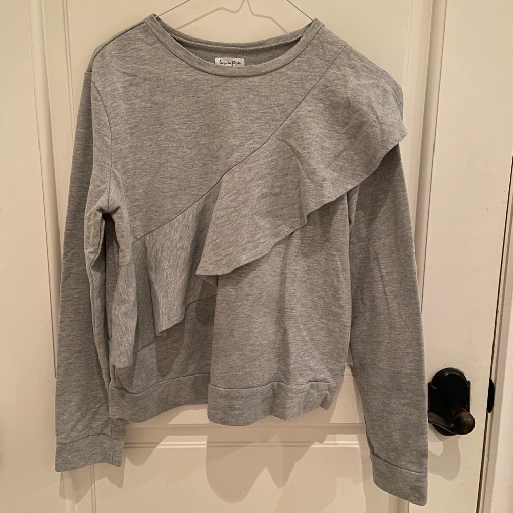 🆕 Gray Ruffle Sweater - Picture 3 of 6